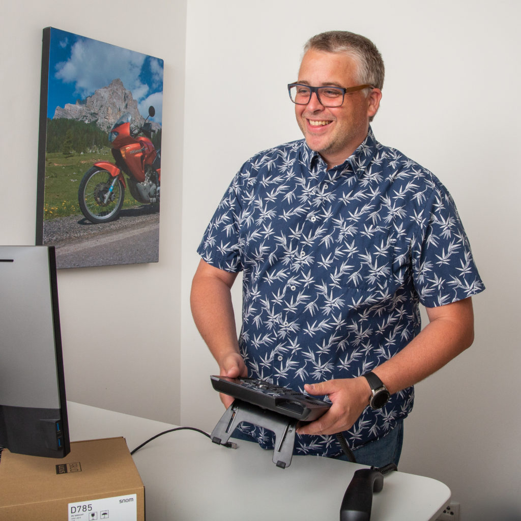 Michael Martikan mit Festnetz-Telefon